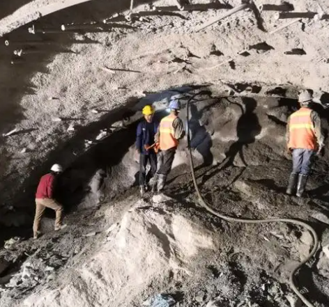 平罗隧道拱顶带模注浆料，微膨胀注浆料的特点及施工工艺